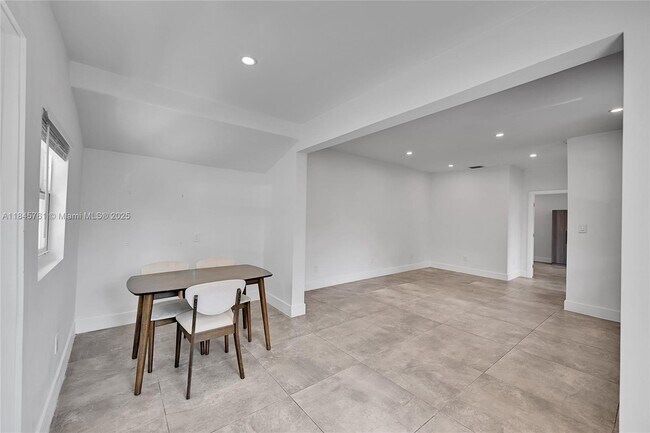 Foto del edificio - 21 NE 48th St