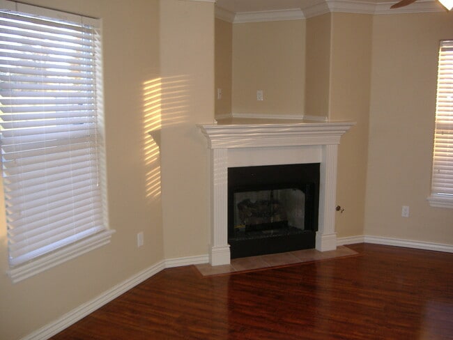 Building Photo - ***898 Oakwood***