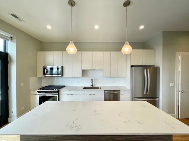 Building Photo - 4555 N Ravenswood Ave