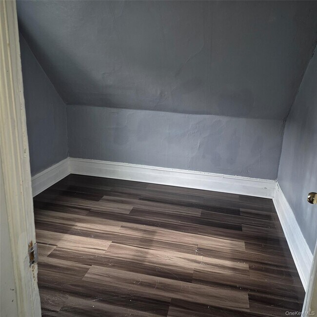 Foto del edificio - 235 Downs St