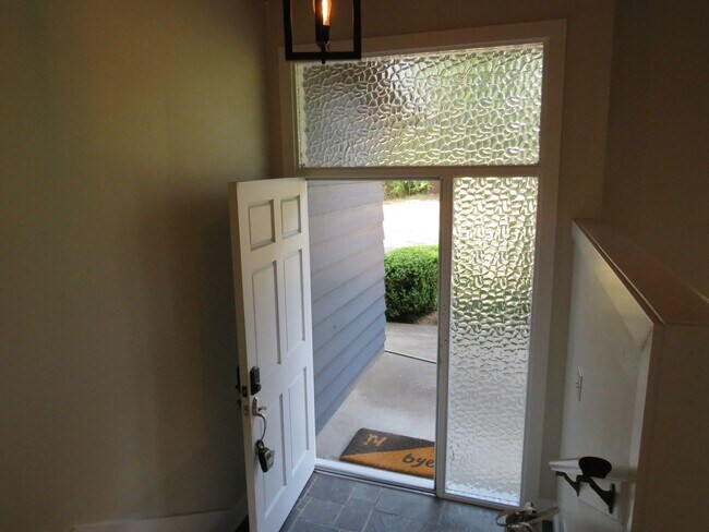 Foto del edificio - Bellevue Robinswood Mid Century 4bed/3bath Tri-Level $3800.00