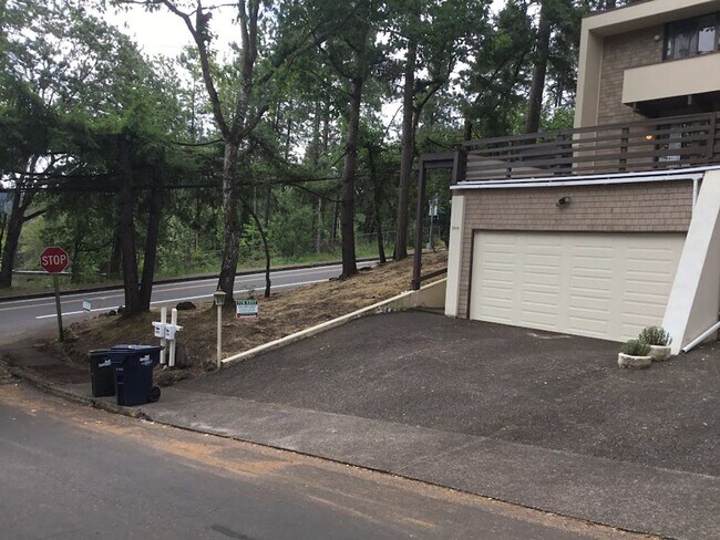 Building Photo - Beautiful 2 Bedroom, 2.5Bathroom Duplex Located Near Amazon Park