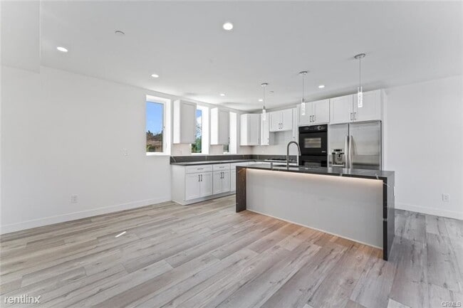 Building Photo - 3 br, 3 bath Townhome - 14222 Tiara St Apt 2