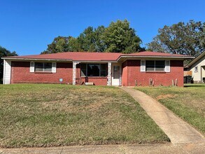 Building Photo - 3942 Oakcrest St