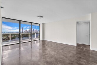 Building Photo - 20515 E Country Club Dr