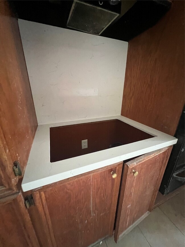 Building Photo - 5942 Ridgeway Dr