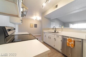 Building Photo - 8101 W Flamingo Rd