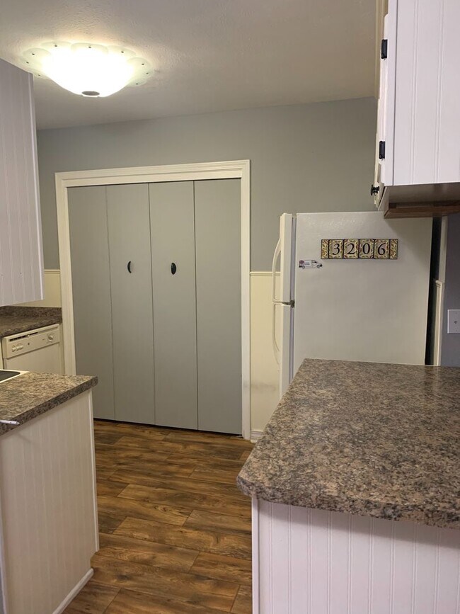 Building Photo - Beautiful Townhouse in Gated Community