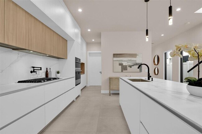 Building Photo - 920 NE 17th Ave