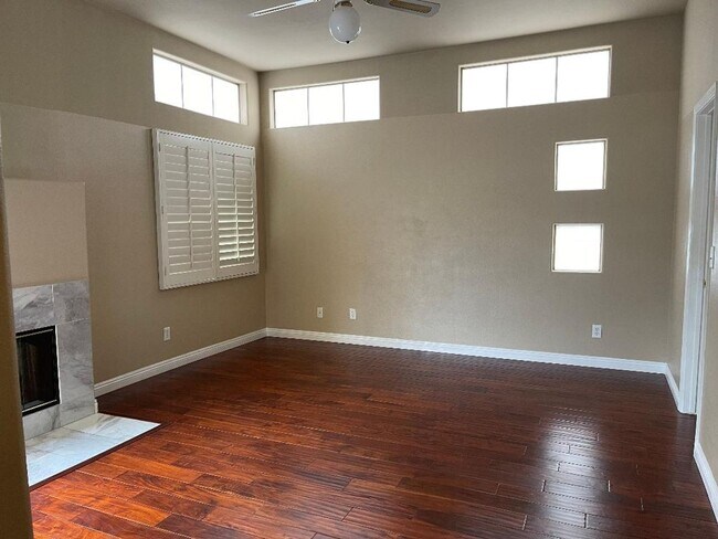 Foto del edificio - SPACIOUS 3BR/2.5BA EASTSIDE TOWNHOME FOR LEASE