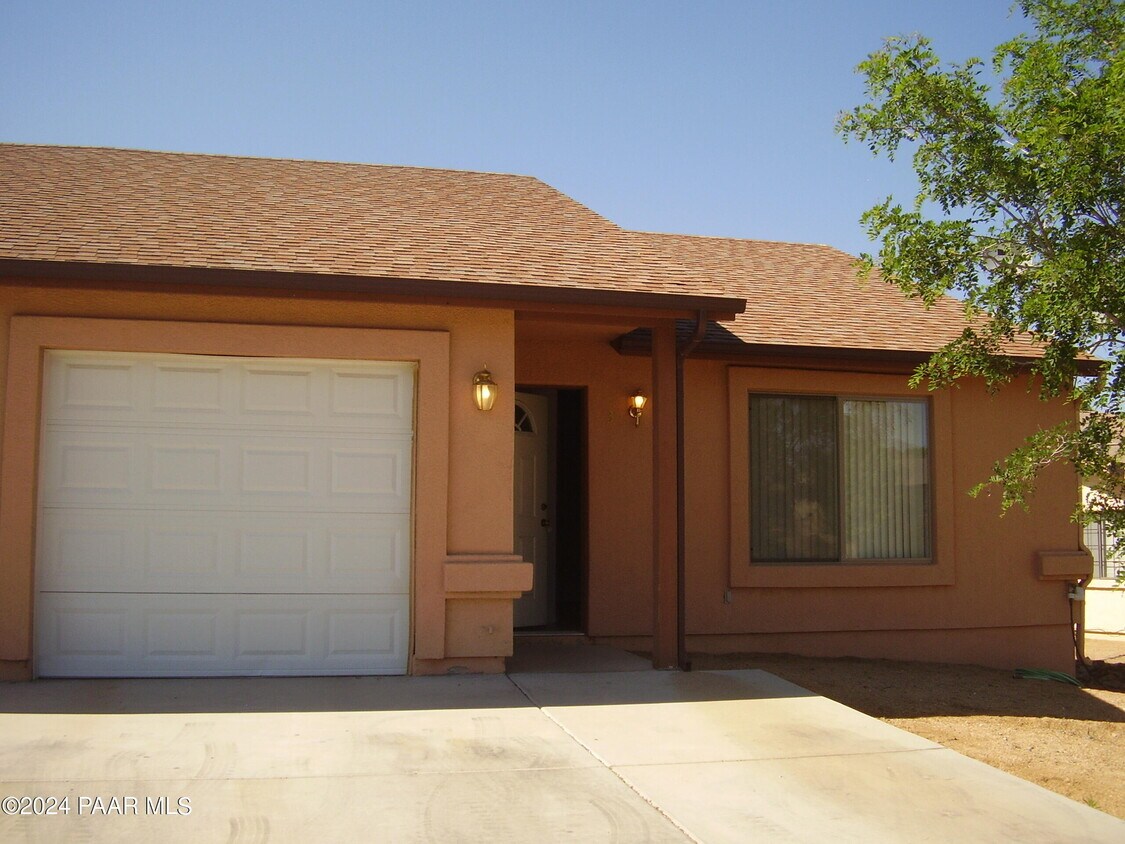 Primary Photo - 9476 E Lakeshore Dr