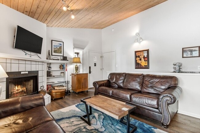 Building Photo - 3 Bed, 2 bath Condo on Whitefish Lake