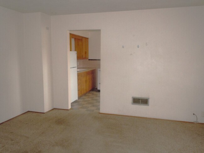 Building Photo - 404 S Combs Ave