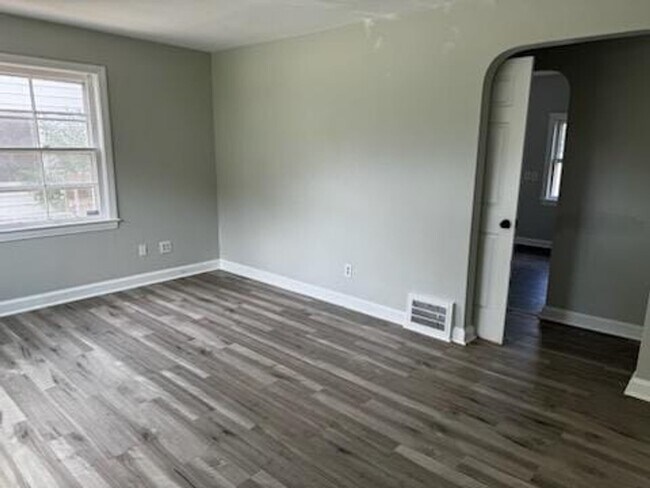 Building Photo - 4 bed Home on quiet street
