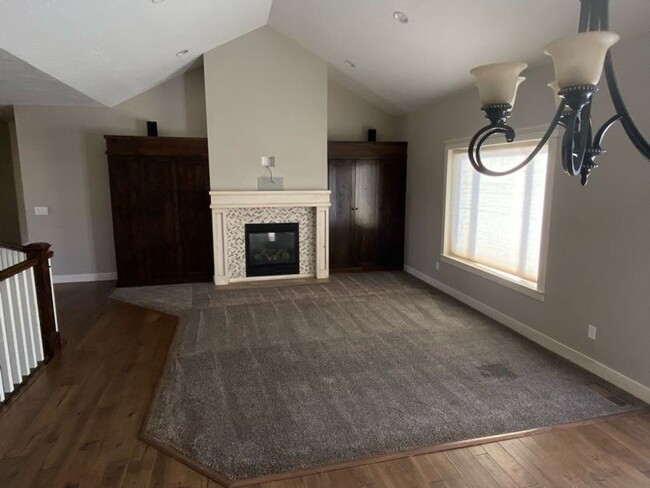 Building Photo - February Rent Free! 5 Bed 4 Bath 3 Car Gar...