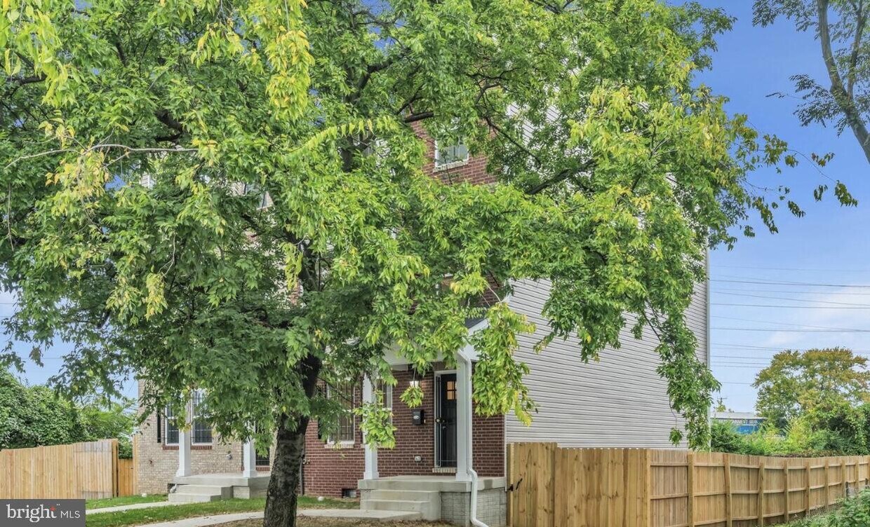 Primary Photo - 4402 Lee St NE