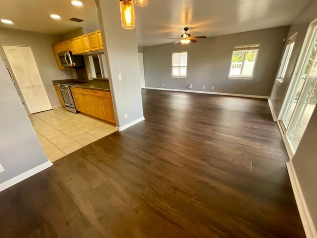 Building Photo - 4 bedroom, 2.5 bath, Mountain and Ocean Ba...