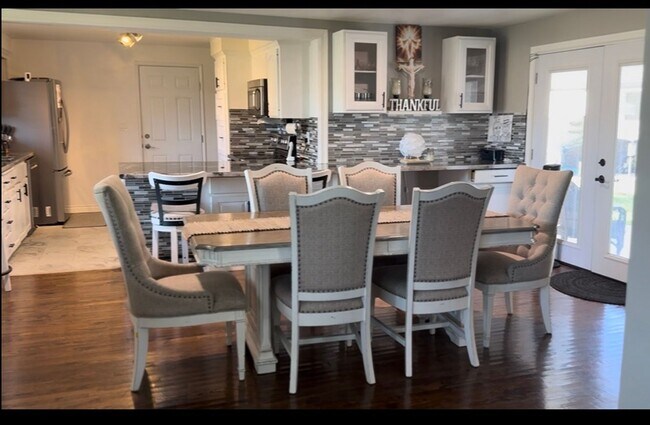 Building Photo - Spacious 4BD/4BA Home with Private Studio, located in the desirable Ferry St Bridge area!