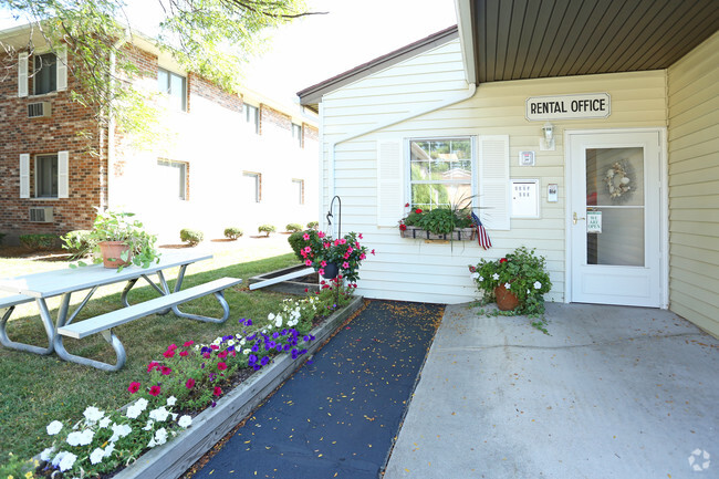 Building Photo - Oakwood Manor Apartments