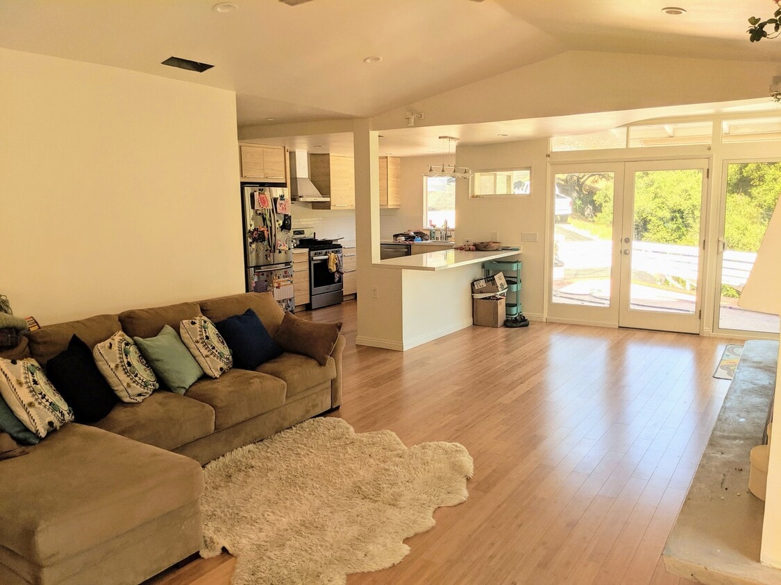 Primary Photo - 1200 N Topanga Canyon Blvd