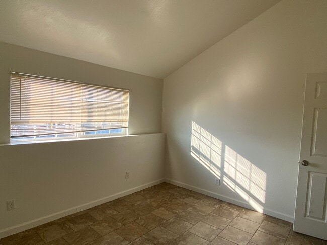 Building Photo - Large three bedroom apartment!