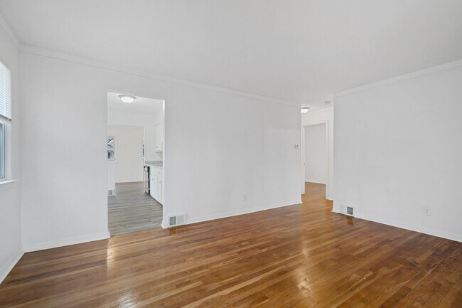 Building Photo - Charming Home in Warren