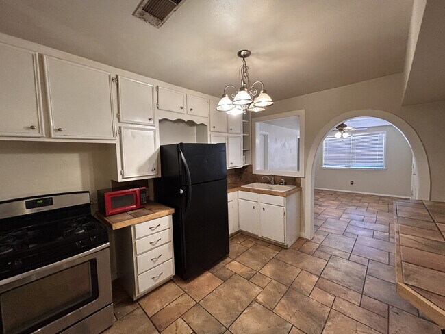Foto del edificio - "Charming 4-Bed, 2-Bath Home