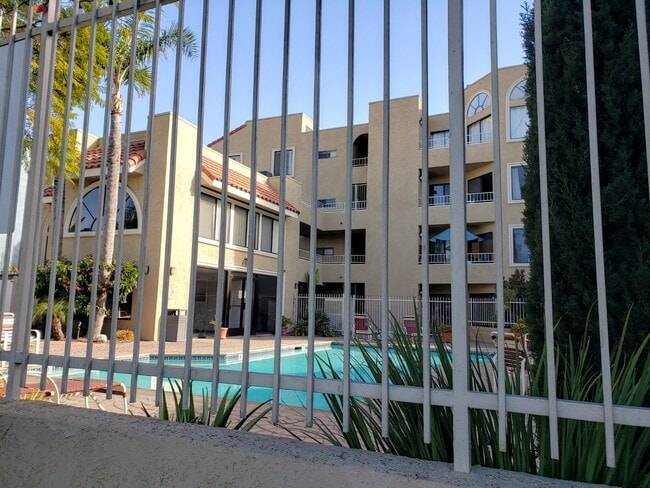 Building Photo - 550 Orange Ave