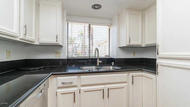 Building Photo - 318 W Sandra Ter