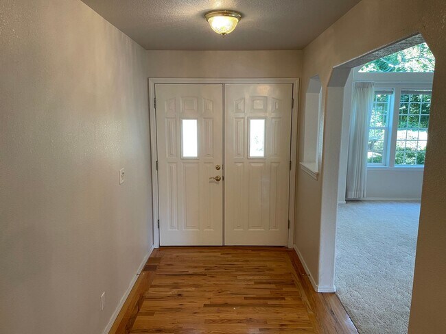 Foto del edificio - Well Maintained 4 bedroom, 2 bath in desir...