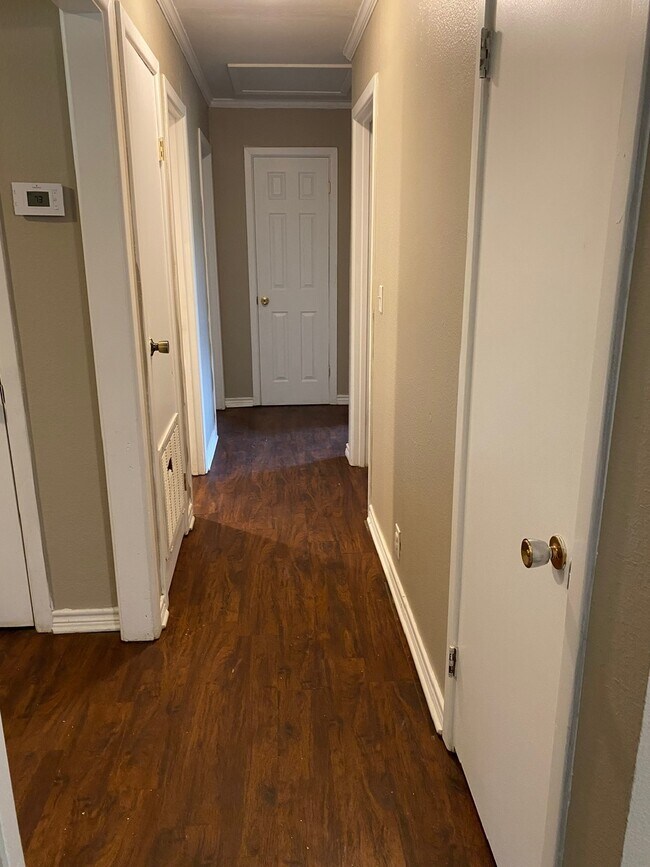Foto del edificio - 404 N Lindsey St