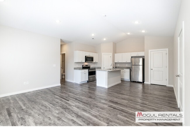 Building Photo - 596 E Martens Ct