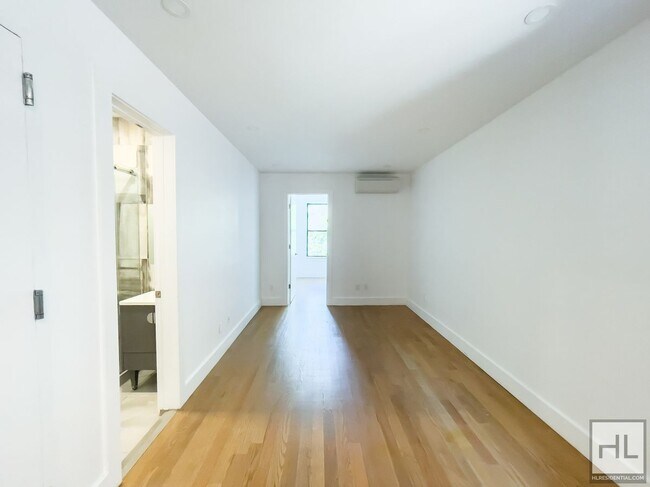Building Photo - DEKALB AVENUE / Spacious 4-Bed 2-Bath / Gr...