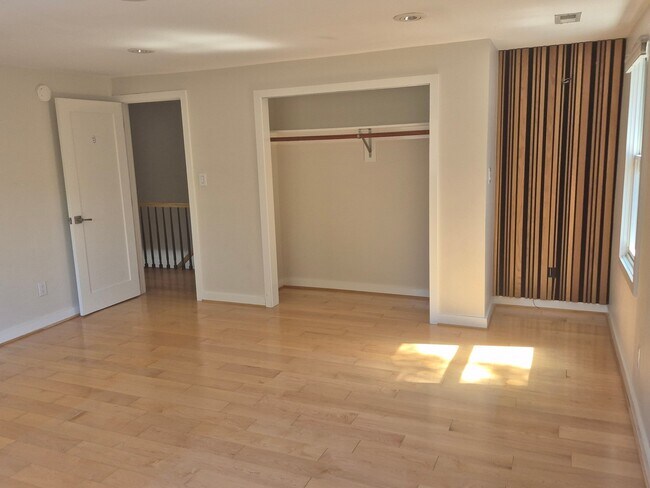 Foto del edificio - 9226 Fowler Ln