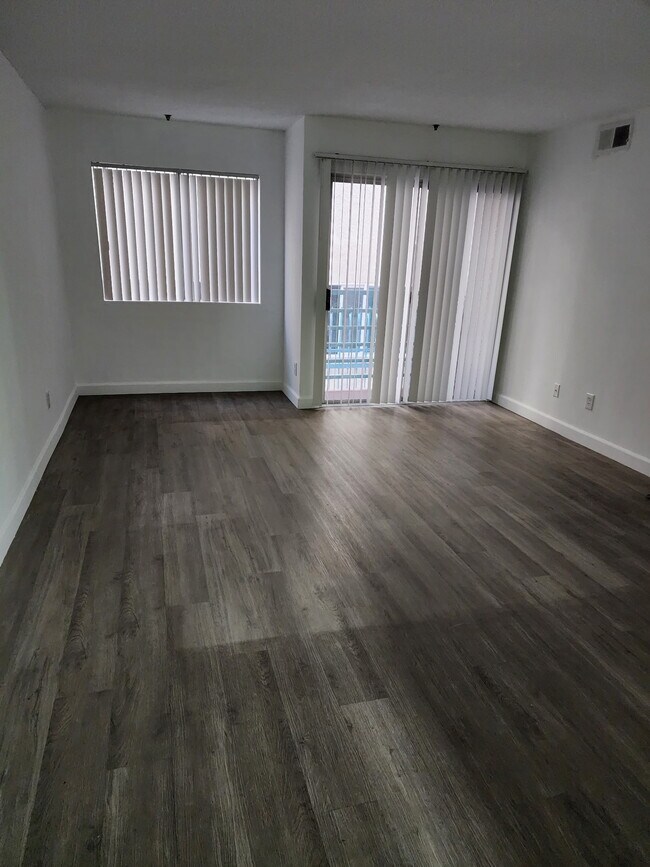 115 sala de estar - Swan Court Apartments