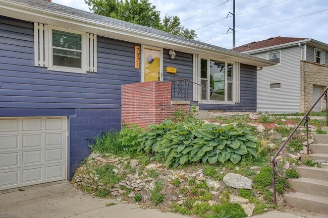 Photo - 7071 Izard St (Omaha, NE) House