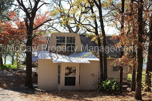 Foto principal - Great three bedroom home right off the lake