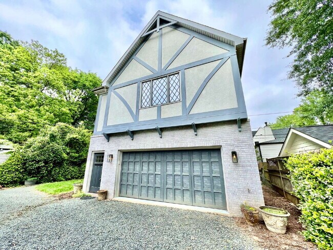 Foto del edificio - 1 Bed Apartment with TWO CAR GARAGE!