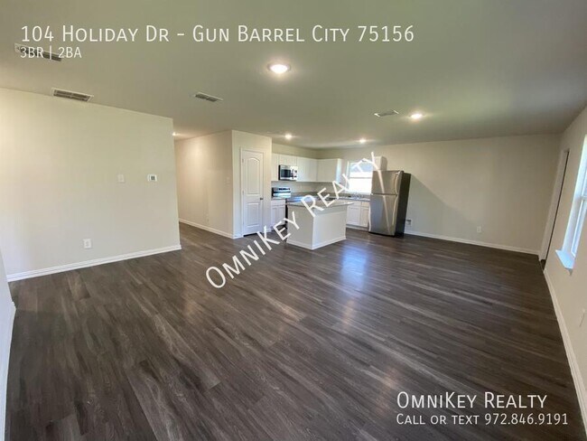 Building Photo - 104 Holiday Dr