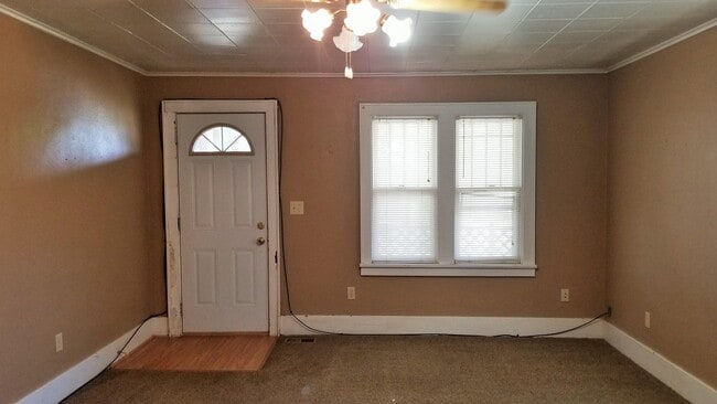 Building Photo - Cute Bungalow with a screened in front porch