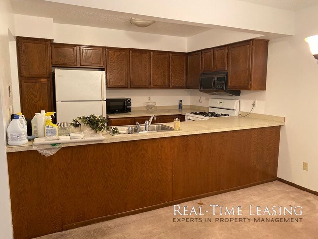 Building Photo - 2BR/1.5BA TOWNHOME AVAILABLE NOW