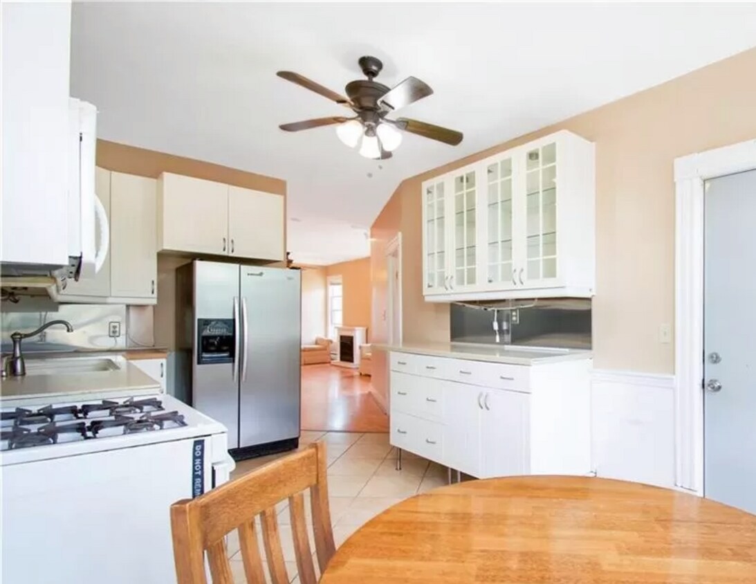 Primary Photo - 144 Putnam St