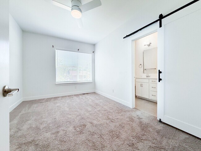 Foto del edificio - 1732 N Alley 1750 E