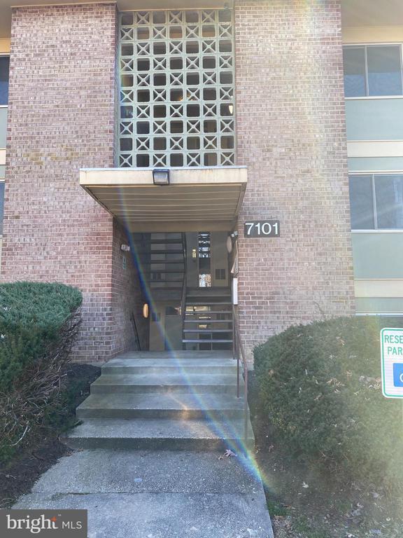 Foto del edificio - 7101 Donnell Pl