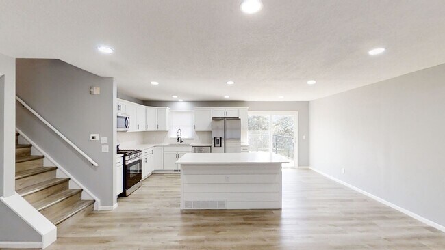 Foto del edificio - Large Updated 4-Bedroom Home for Rent – Moline