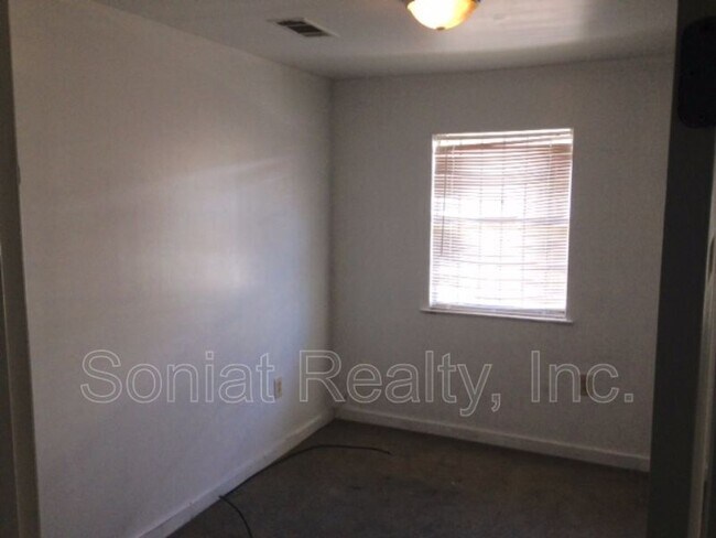 Building Photo - 10114 Boulevard Way