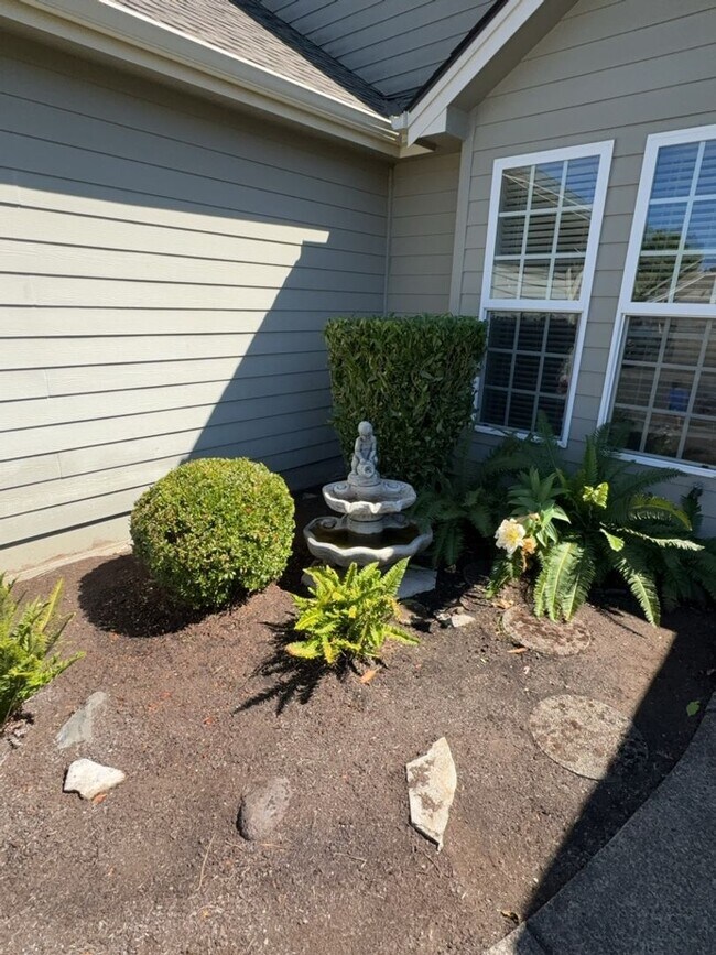 Building Photo - Three Bedroom, Two Bath in the Vineyards N...