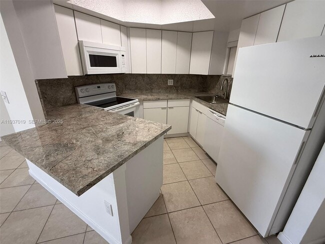 Foto del edificio - 8343 Lake Dr