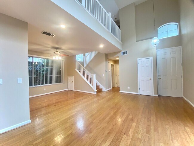 Foto del edificio - Spacious 3 Bedroom Home with Loft, Private Backyard, and Prime Commuter Location Near BART