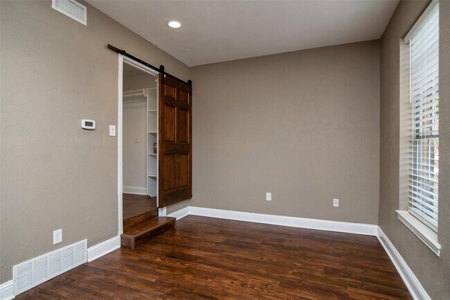 Building Photo - 2706 Golfing Green Dr